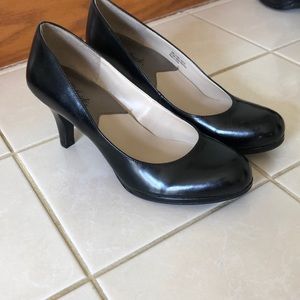 Leona black heel pump